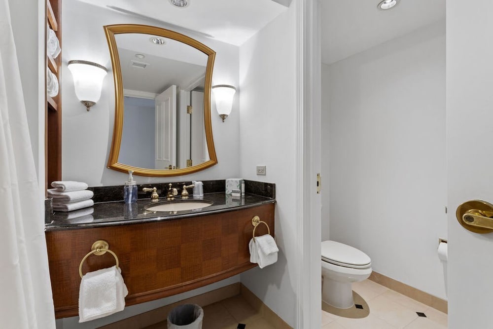 Beachfront 2BR 3BA Condo by Cozysuites, Billede 4