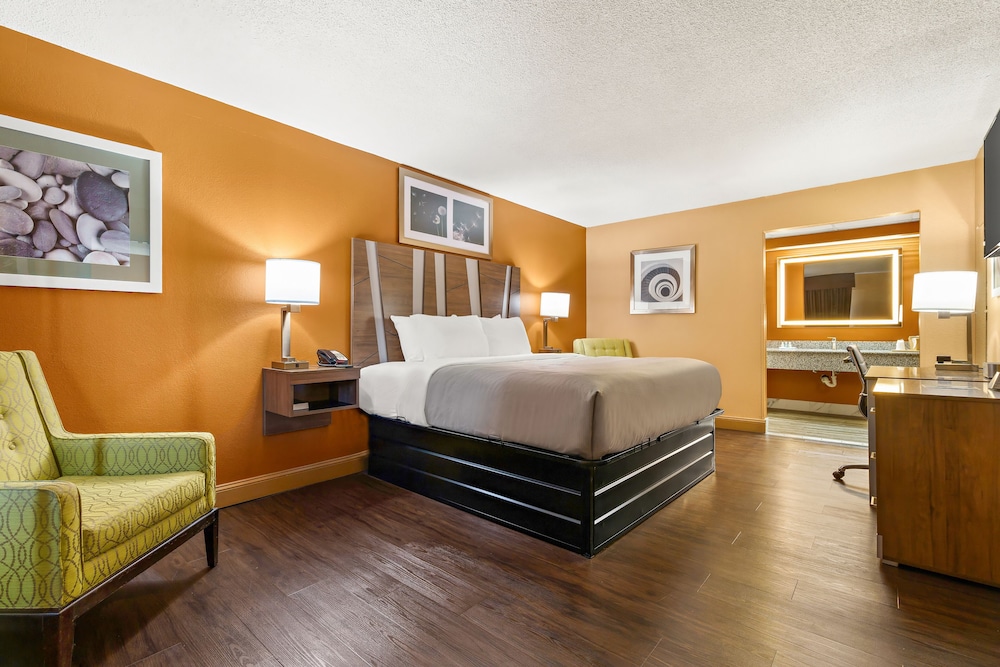 Suite, 1 King Bed, Non Smoking (Living Room) - Photo 6