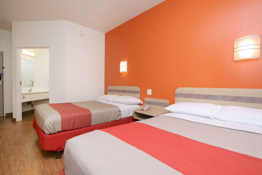 Standard Room, 2 Double Beds, Non Smoking photo 3