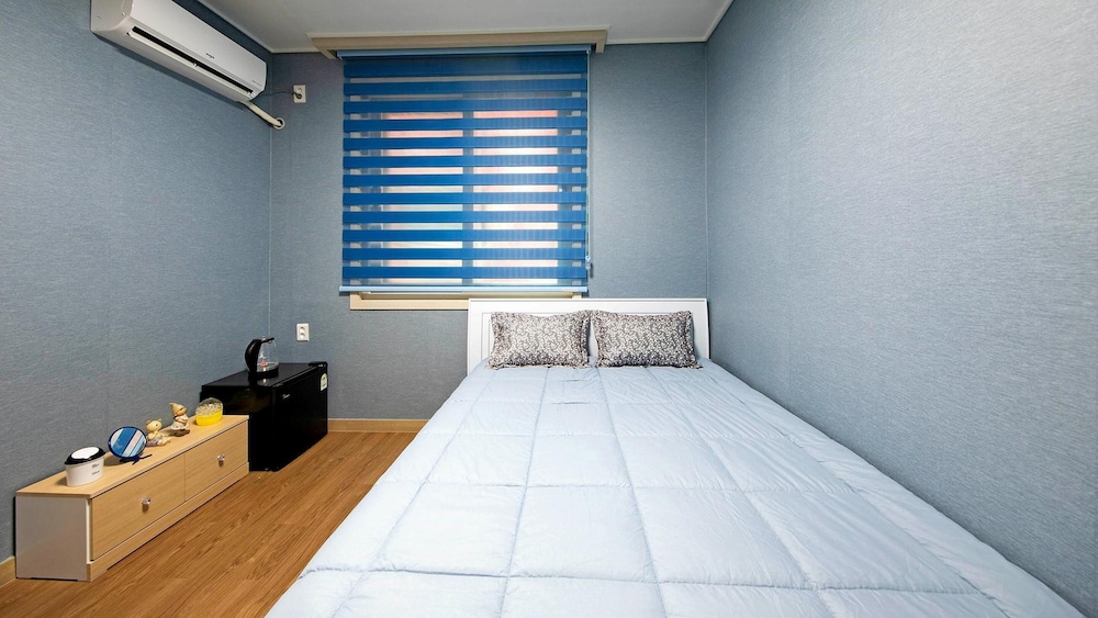 Basic Room, 1 Bedroom (202( No cooking )) - Photo 5