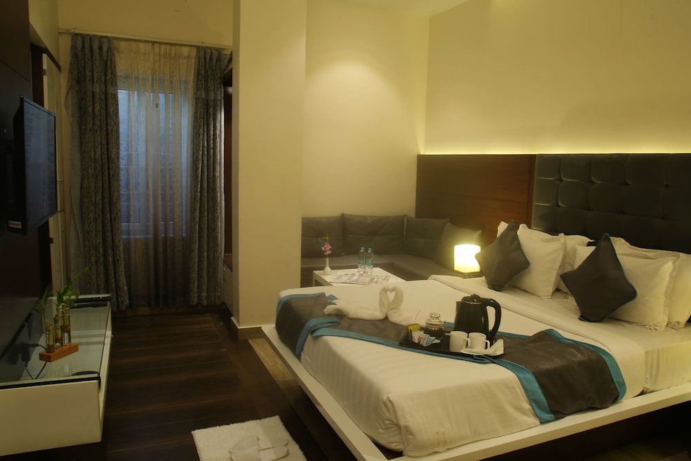 Standard Room, 1 Queen Bed, City View photo 2