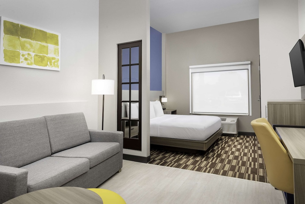 Suite, 1 King Bed, Refrigerator & Microwave - Photo 2