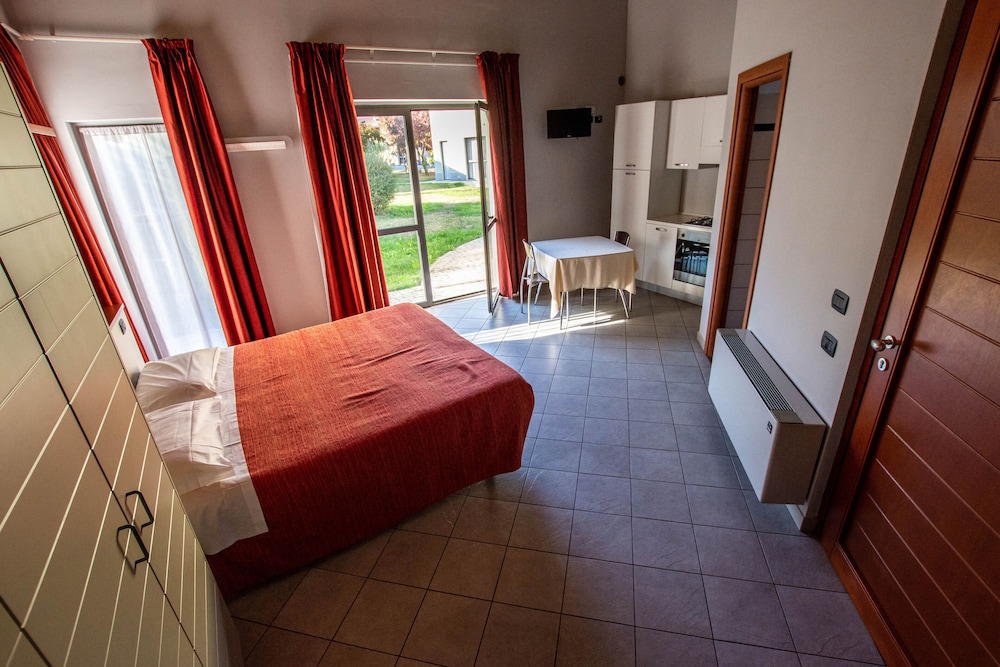 Zimmer im Gästezimmer - Geräumiges Doppelzimmer in Alba, Foto 8