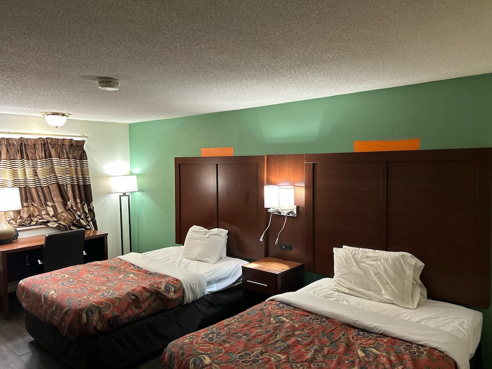 Room, 2 Queen Beds, Smoking - Photo 5
