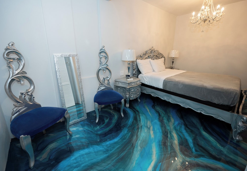 Deluxe Room, 1 Queen Bed photo 2