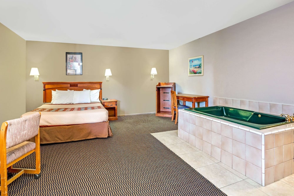 Studio Suite, 1 King Bed, Non Smoking, Jetted Tub photo 1