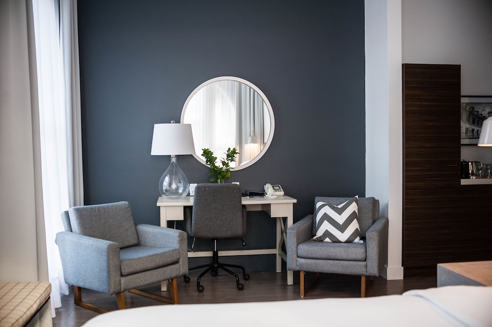 Superior Room, 1 King Bed photo 3