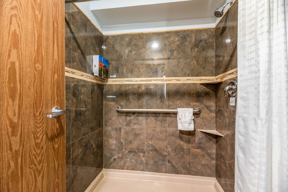 Suite 1 King Bed, Whirlpool Bath, Patio, Seating Area, Non-Smoking - Photo 6