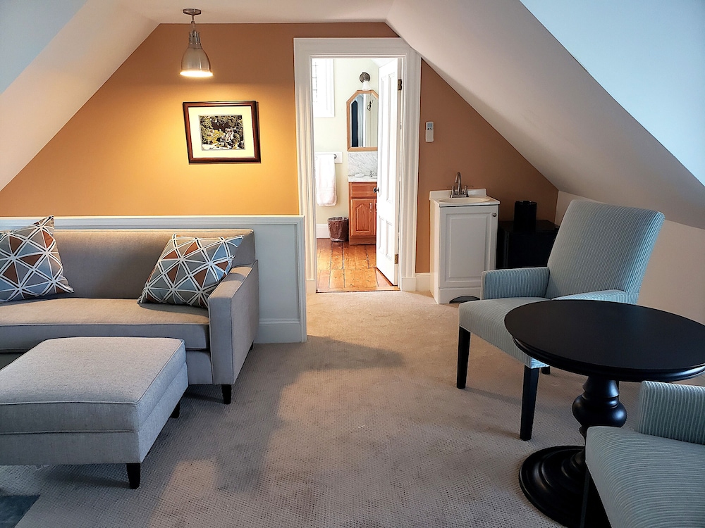 Chauffeurs Cottage Upper Floor