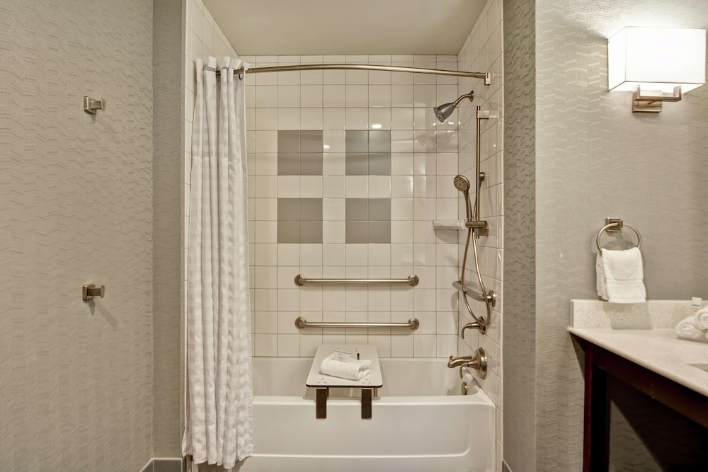 Suite, 1 King Bed, Accessible, Bathtub thumbnail 6
