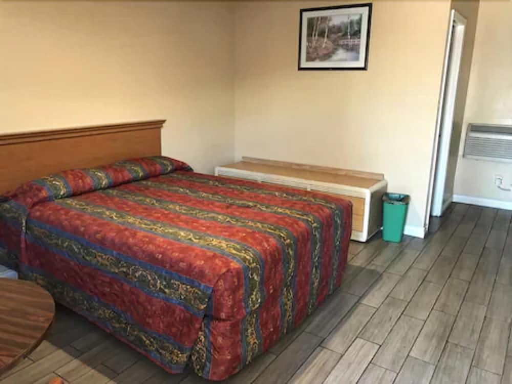 Deluxe Room, 1 Queen Bed photo 1