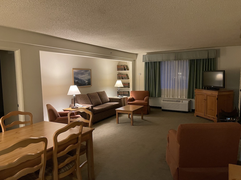 Grand Suite, 1 King Bed, Non Smoking, Kitchen (Coast Premium King Suite) - Photo 4