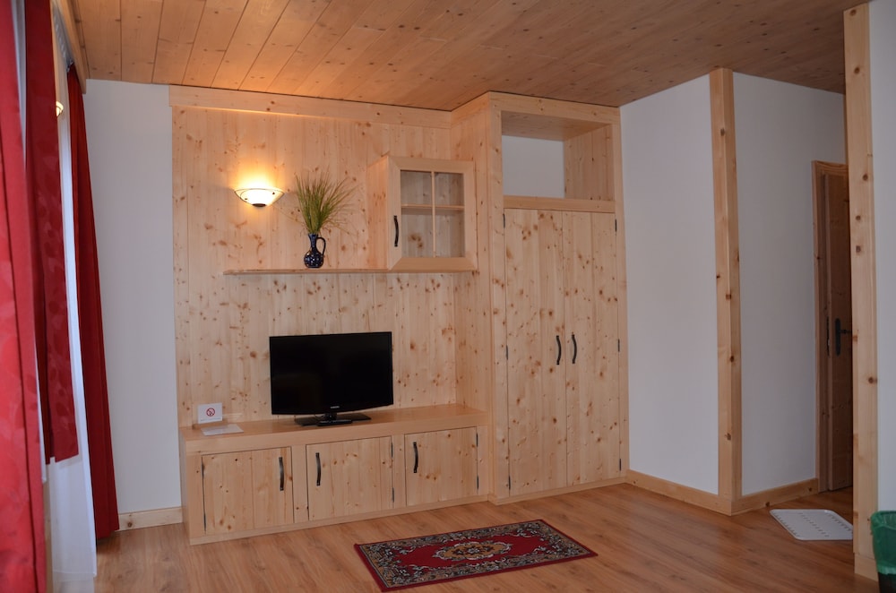 Standard Suite, 1 Bedroom, Non Smoking, Mountain View photo 2