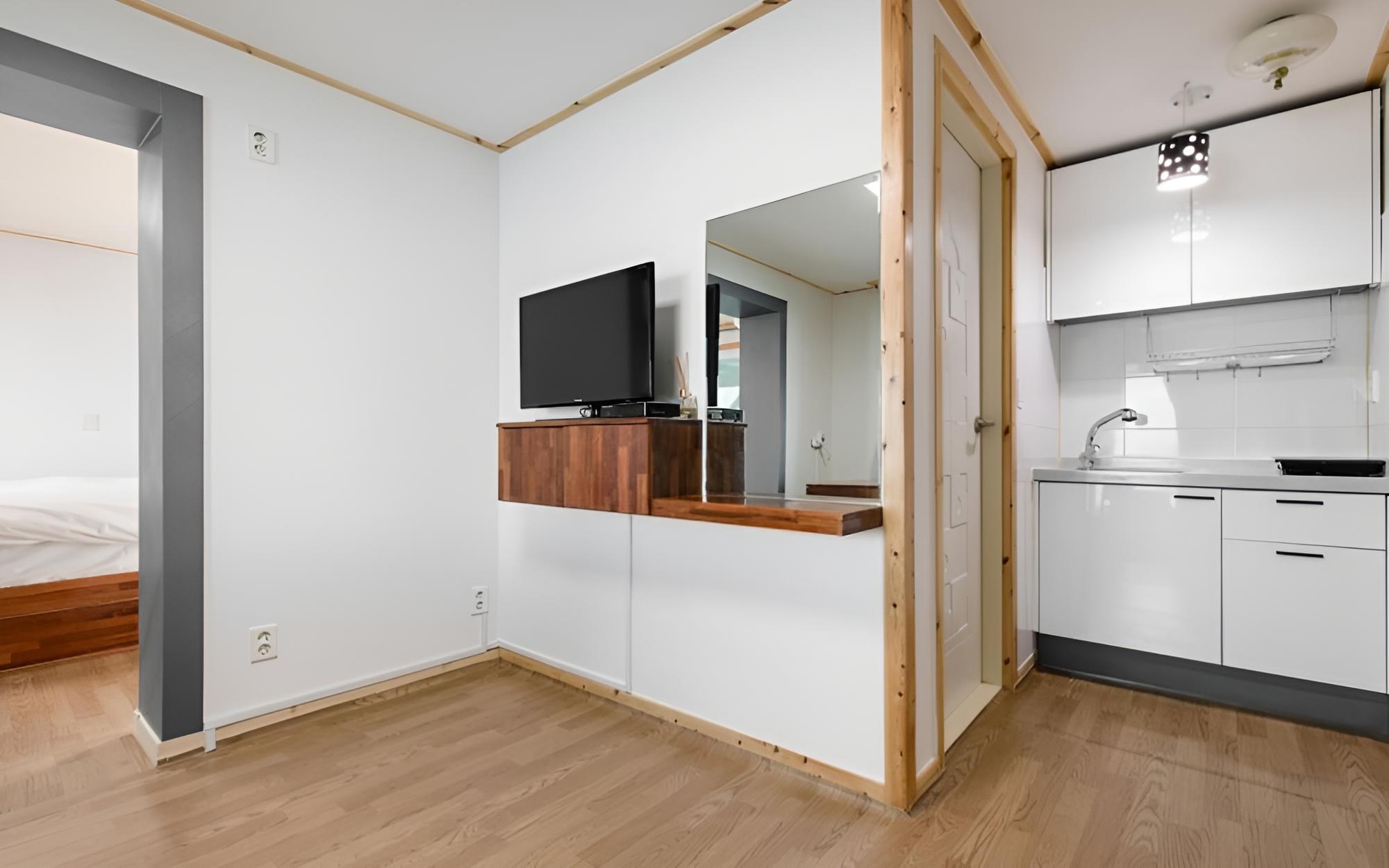 Room (Room 302) - Photo 9
