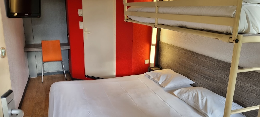 Room, 3 Twin Beds - Photo 4