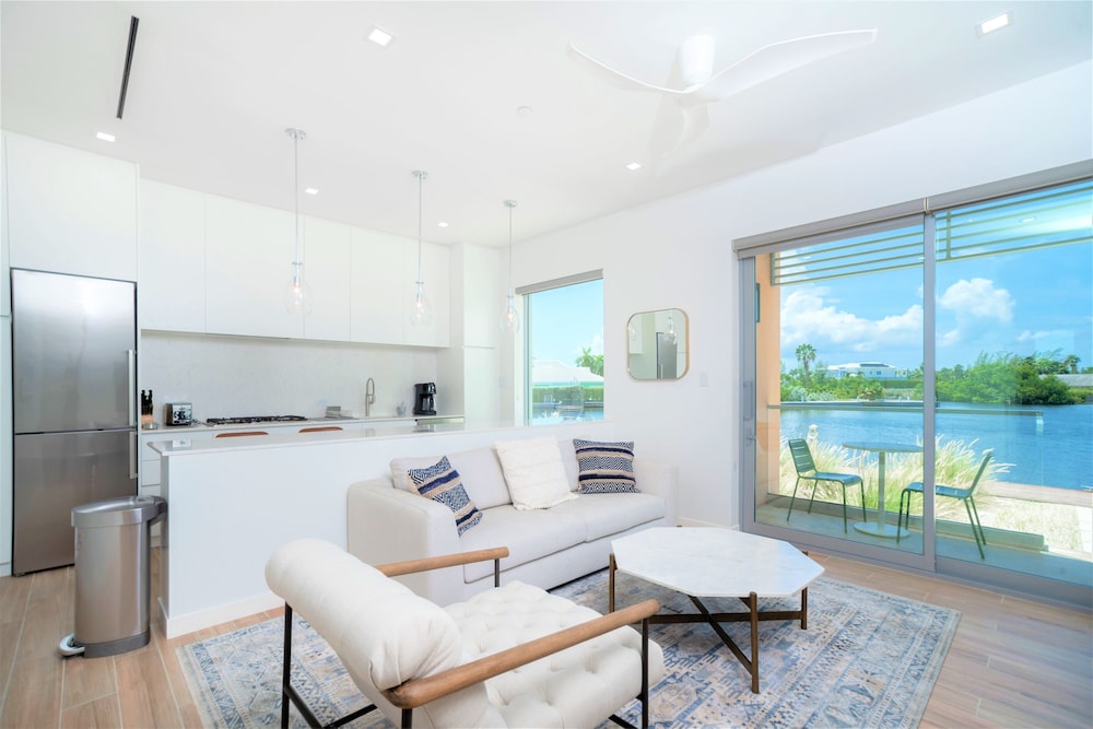 Luxury Apartment, 1 King Bed, Canal View photo 2