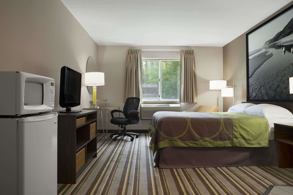 Suite, 1 Queen Bed, Hot Tub photo 3