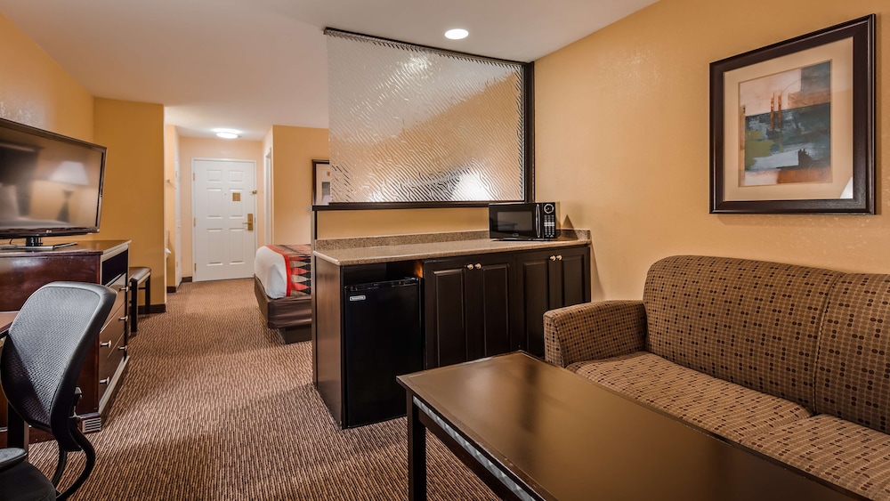 Suite, 1 King Bed, Non Smoking, Kitchenette (with Sofabed) - Photo 3
