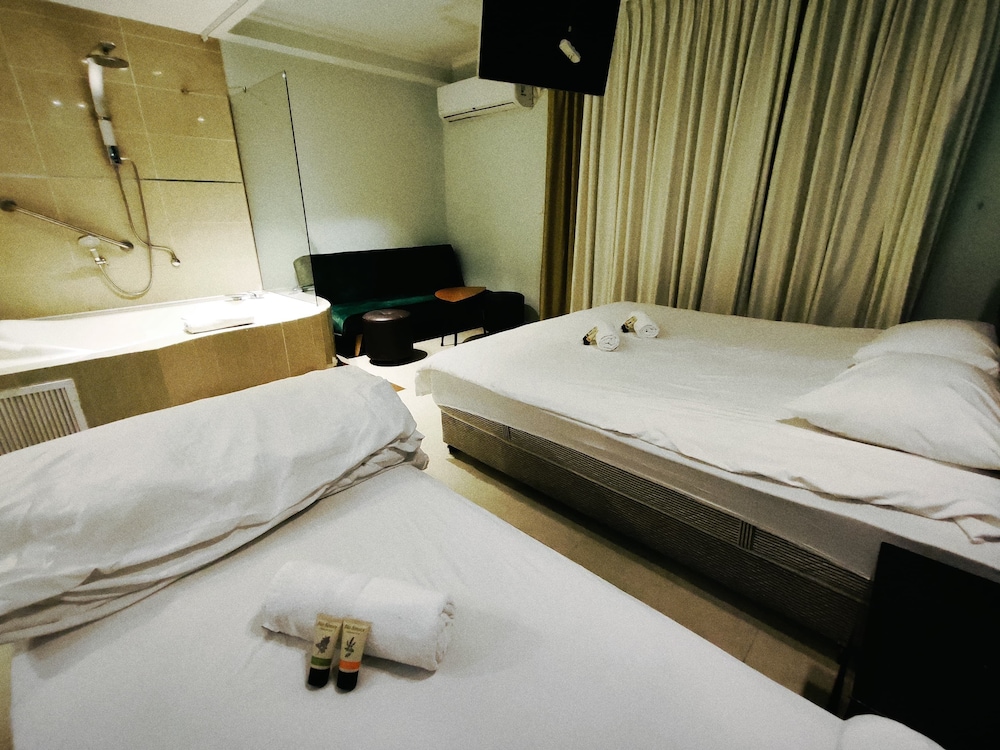 Deluxe Quadruple Room, Sea View photo 2