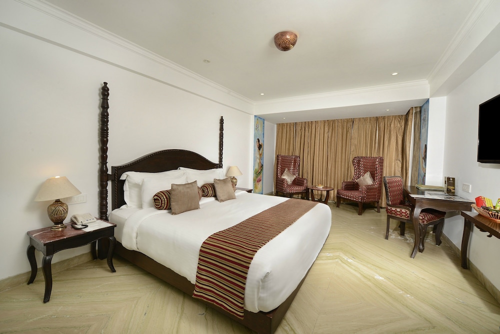 Deluxe Room, 1 King Bed, Bathtub - Photo 3