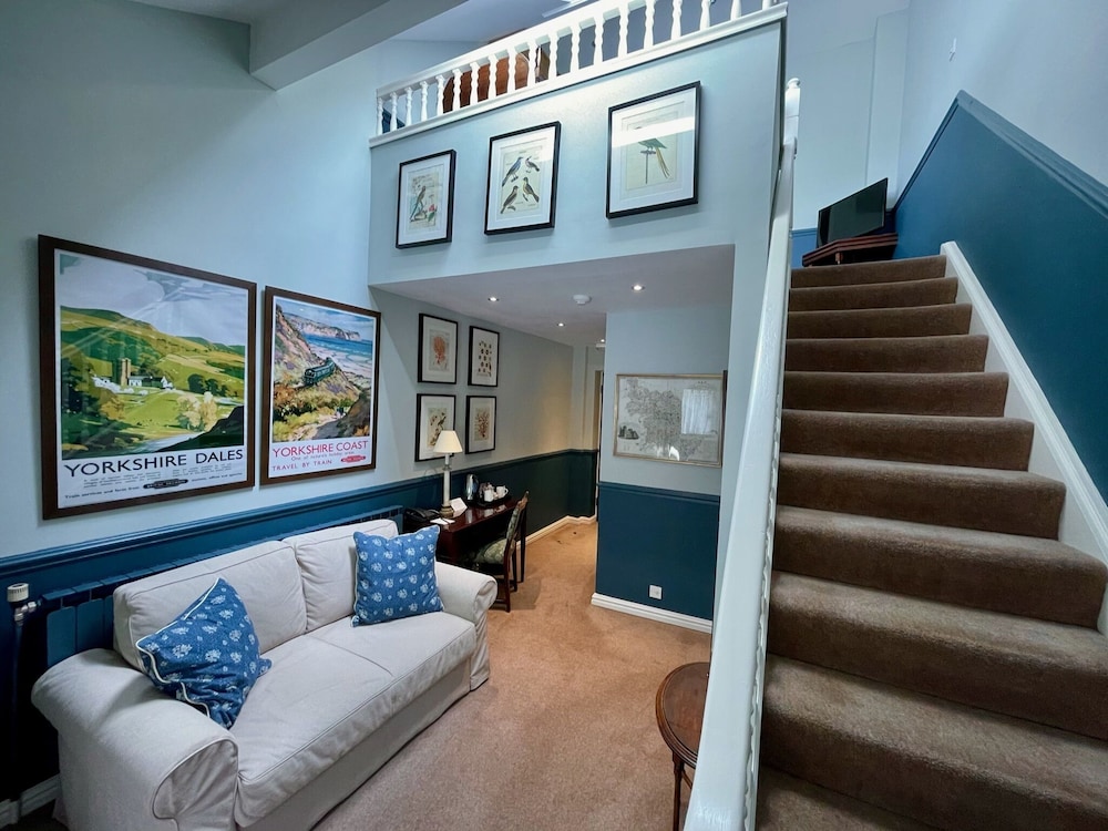 Executive Suite - Photo 8
