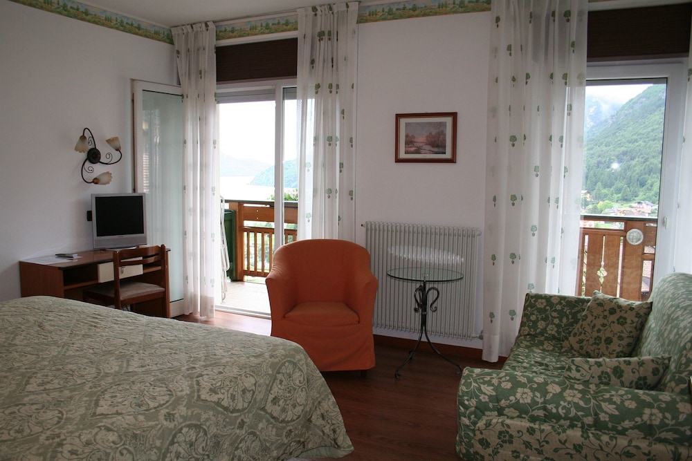 Deluxe Double or Twin Room, Lake View
