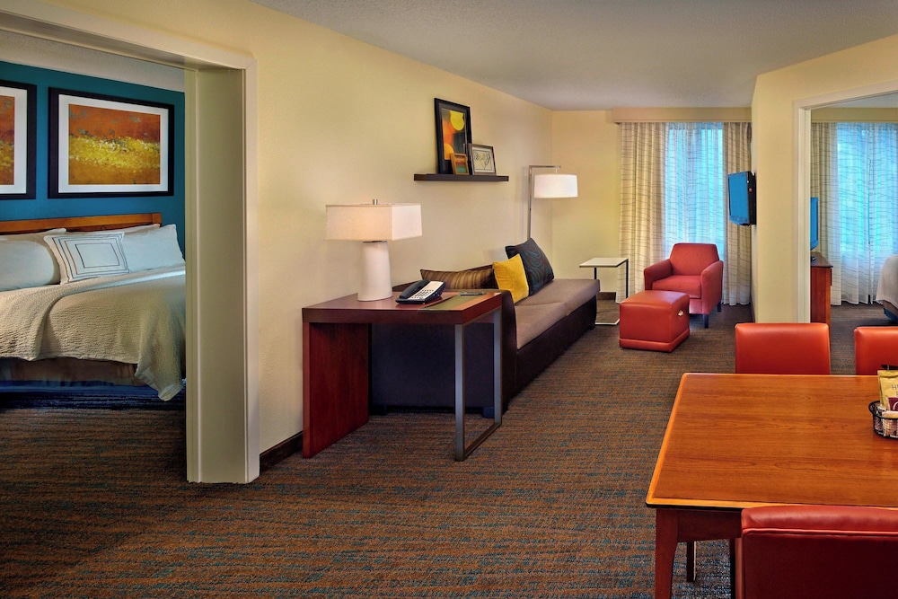 Suite, 2 Bedrooms (Mobility/Hearing Accessible, Tub) photo 2