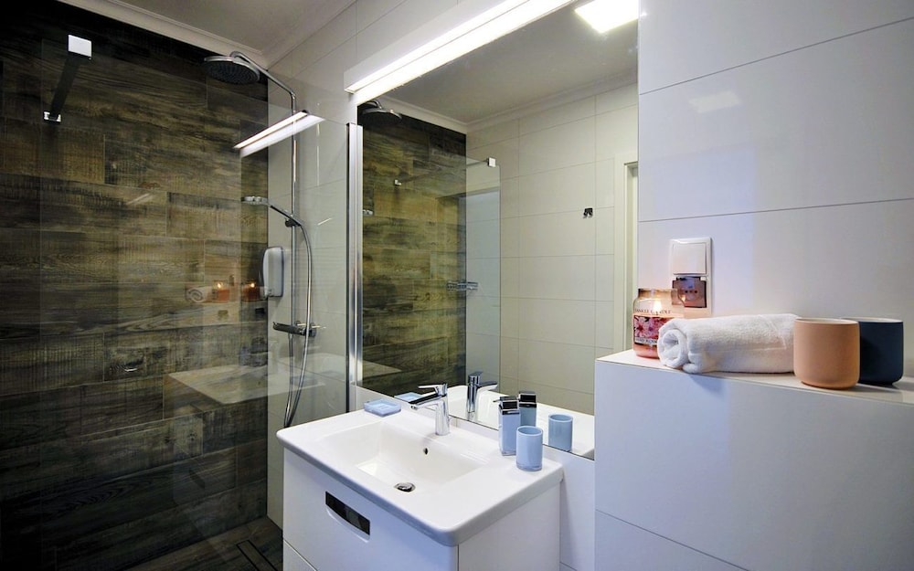 Comfort Apartment, 2 Bedrooms, Pool Access, Courtyard View (E107) photo 3