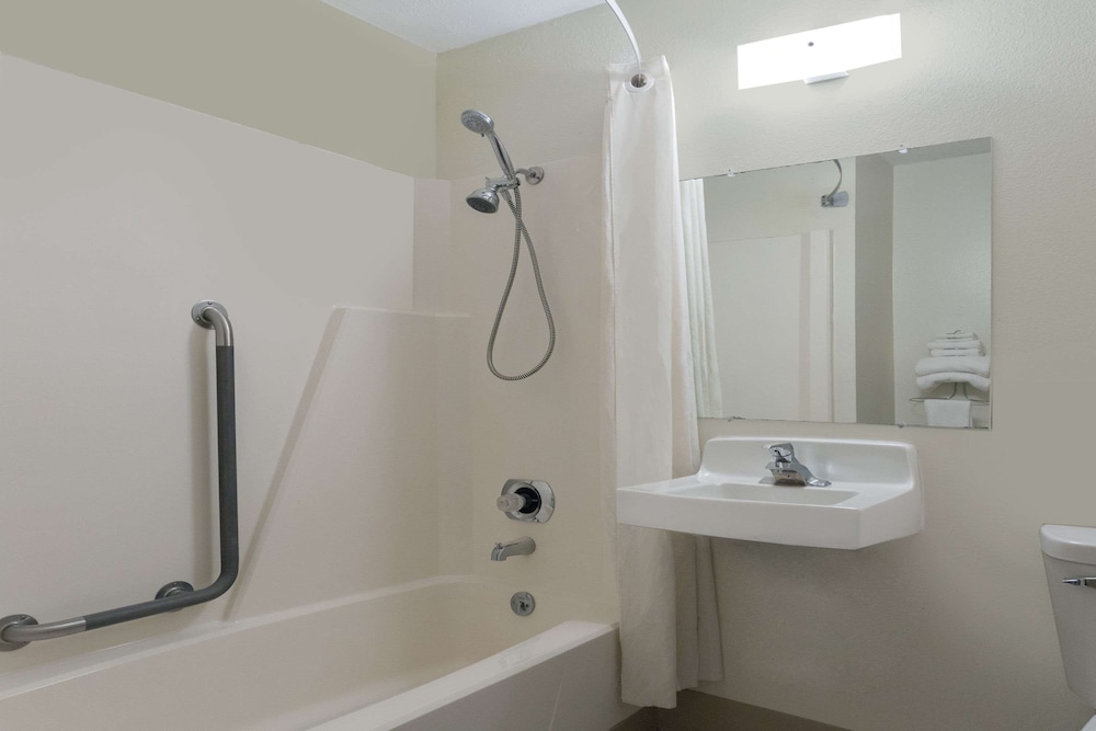Room, 1 Queen Bed, Accessible, Non Smoking (Mobility Accessible) - Photo 4