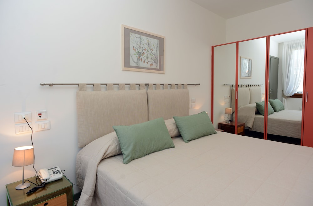 Superior Double Room, Canal View photo 2