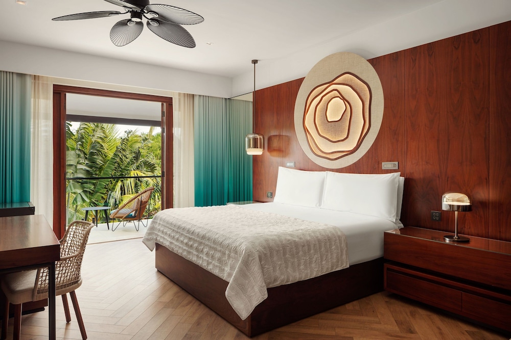 Suite, 1 King Bed, Garden View - Photo 4