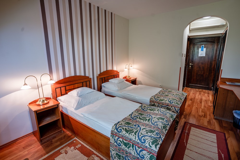 Standard Twin Room - Photo 3
