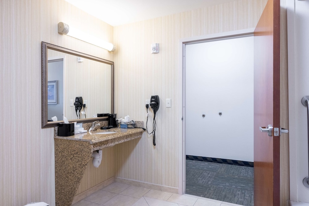 Room, 1 King Bed, Accessible, Bathtub photo 3