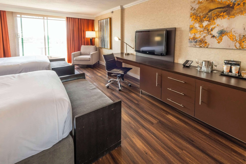 Standard Room, 2 Double Beds, Non Smoking - Photo 8