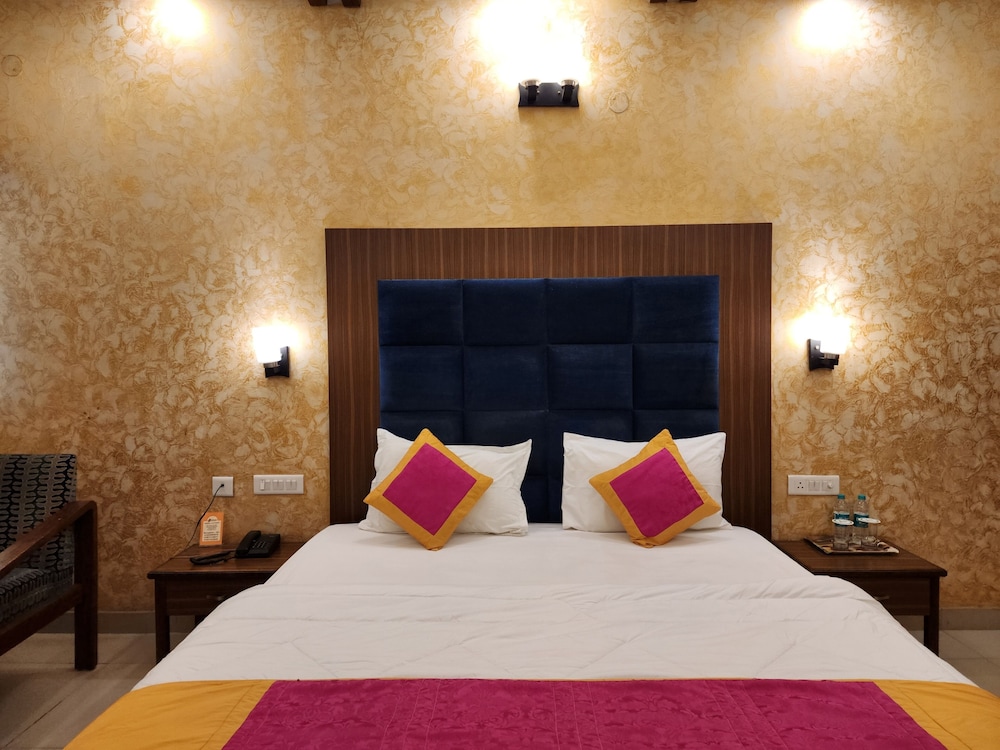 Standard Room, 1 King Bed photo 3