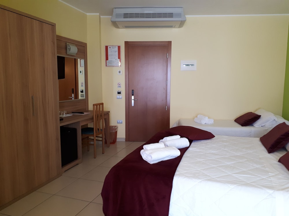 Standard Triple Room, Partial Sea View photo 2