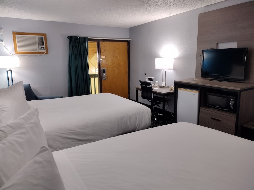 Room, 2 Queen Beds, Non Smoking, Pool View - Photo 4