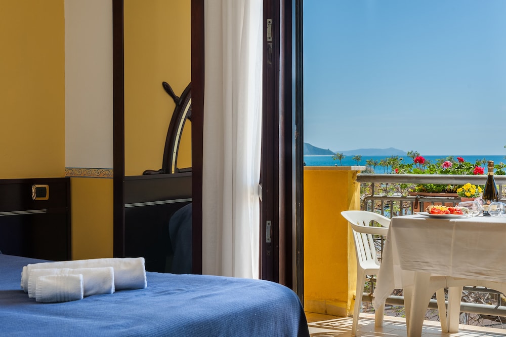 Quadruple Room, Multiple Beds, Sea View photo 2