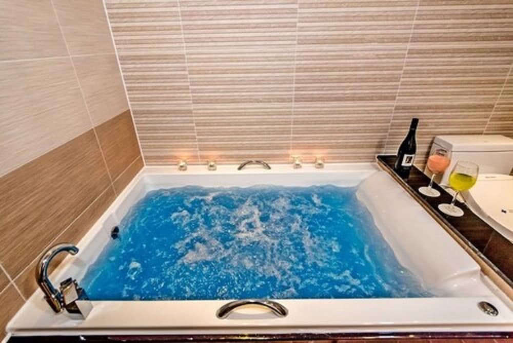 Seawater Spa Room, Mountain View (1Double + 1Single) photo 2