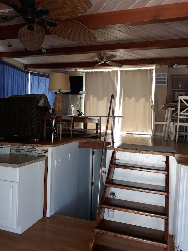 Captain's Quarters: Quaint Bungalow, 1 Bedroom, Kitchen, Marina View photo 2