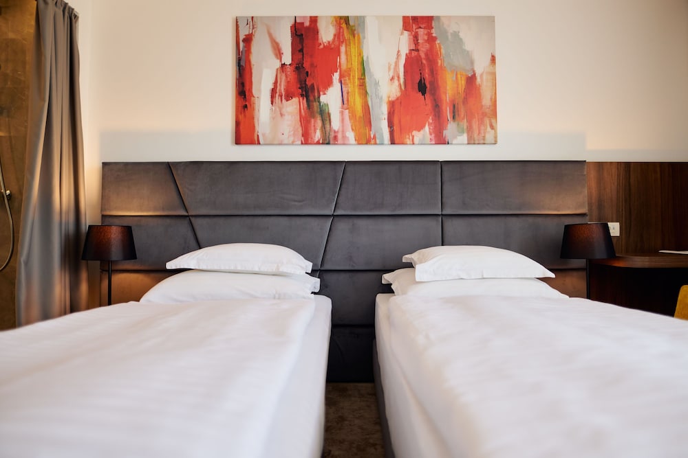 Superior Double or Twin Room, Park View - Photo 8