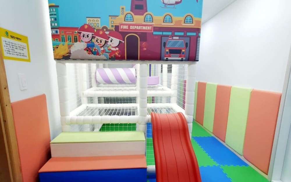 Room (b-102 (kids pool))
