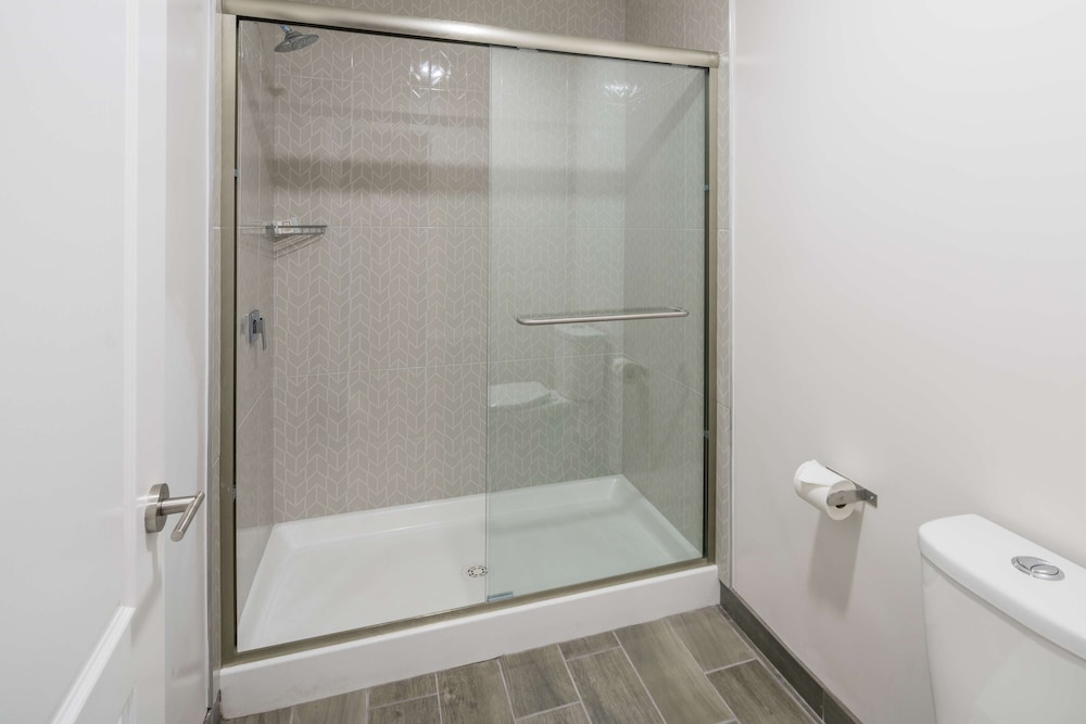 Deluxe Room, 2 Queen Beds, Non Smoking, Jetted Tub - Photo 8