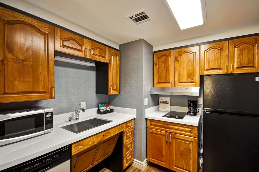 Suite, 2 Bedrooms, Accessible, Bathtub (1 King Bed, 2 Double Beds) - Photo 3