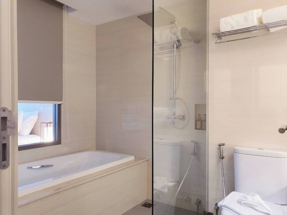 Suite, Pool View - Photo 3
