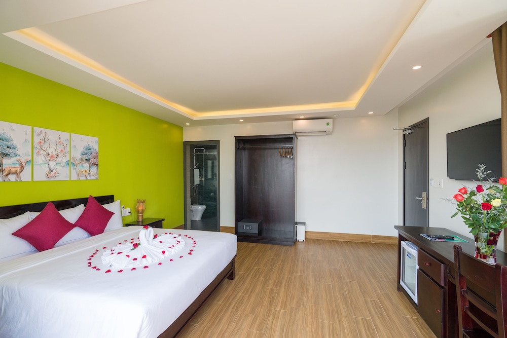 Grand Deluxe Double With Balcony - Photo 11