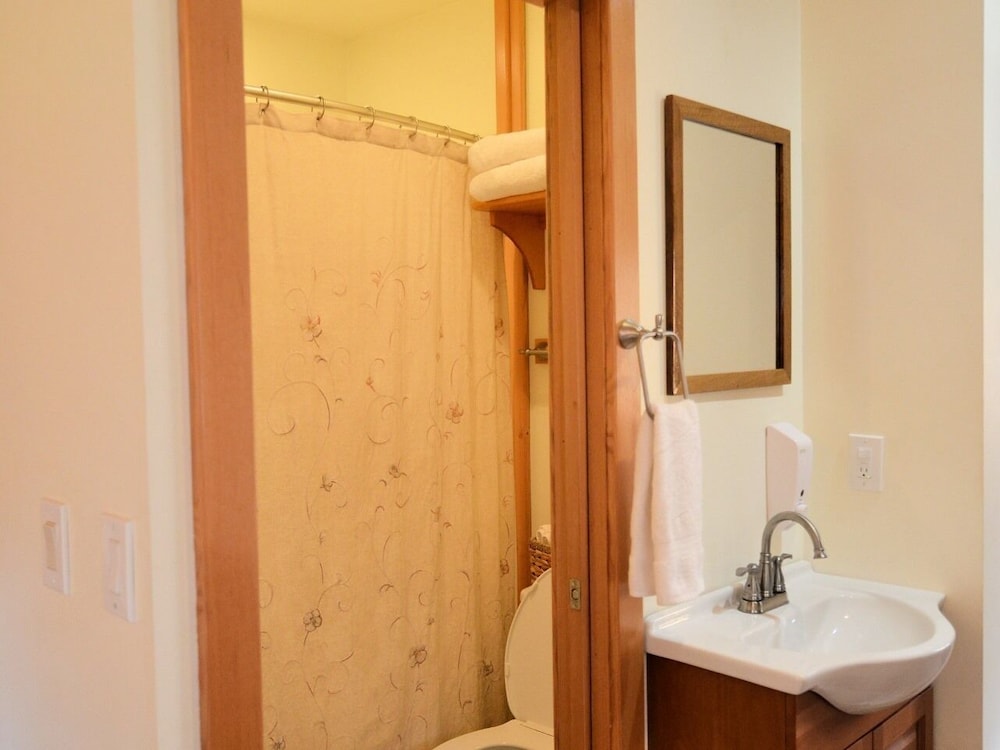 Signature Cottage, Ensuite (Kobuk's Stall/Cottage) photo 3