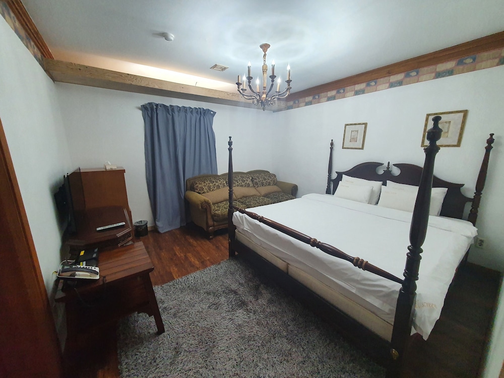 Family Room, 2 Bedrooms photo 3
