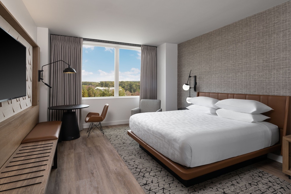 Deluxe Room, 1 King Bed, Golf View