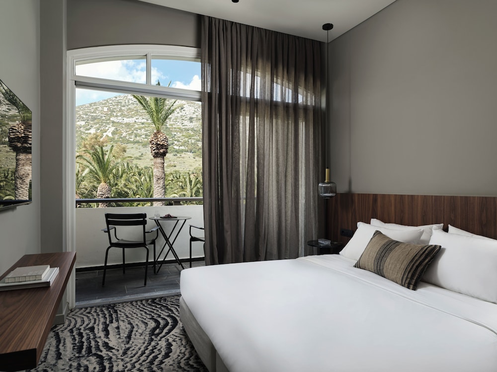 Hotel Family Room with Garden View photo 1